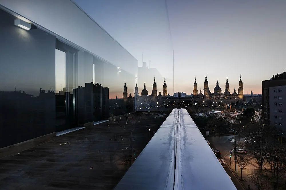 Terraza de ático con vistas a la Basílica del Pilar al atardecer
