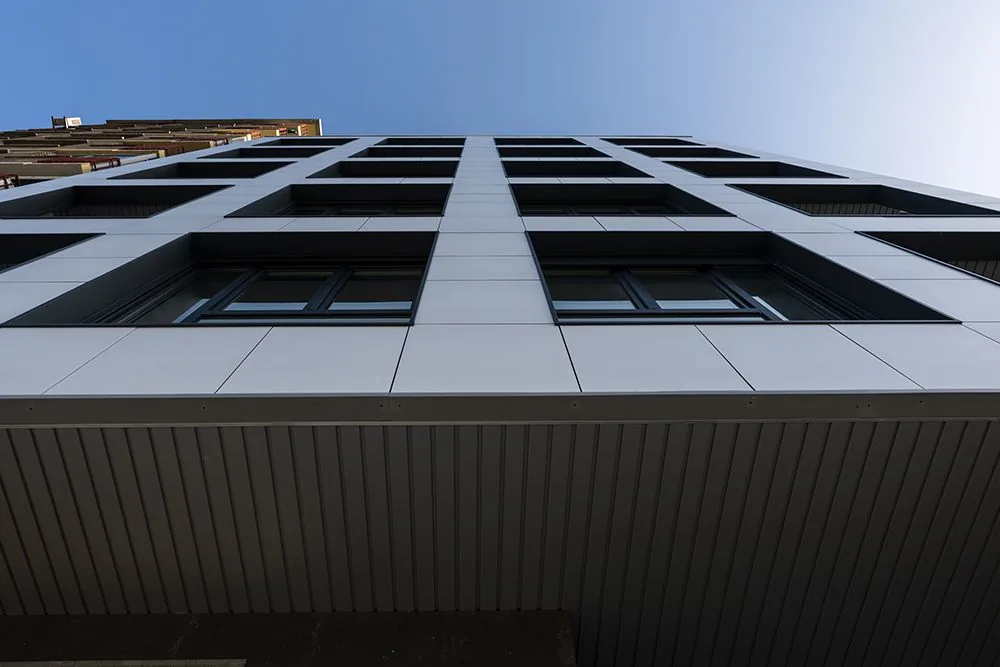 Fachada del edificio de Av. Cataluña vista desde abajo