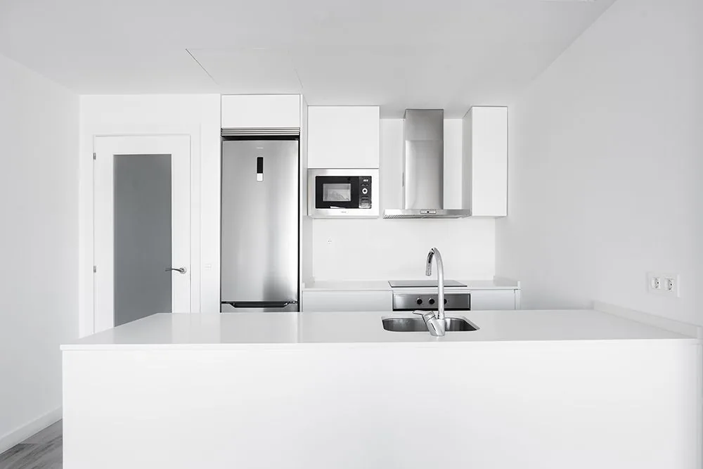 Cocina blanca terminada con electrodomésticos