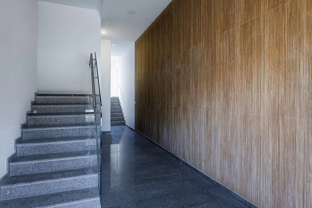 Portal con escalera y revestimiento de madera