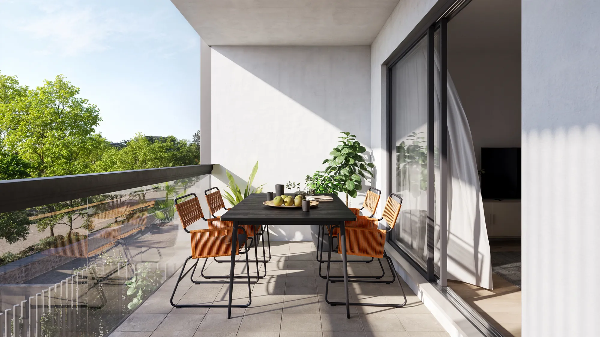Terraza privada con mesa de comedor exterior y barandilla de vidrio